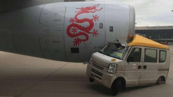 Xe tải đâm vào máy bay chở gần 300 khách trên đường băng Hong Kong