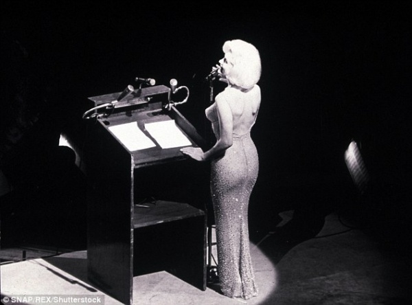 Váy hát mừng sinh nhật Tổng thống của Marilyn Monroe có giá 66 tỉ đồng