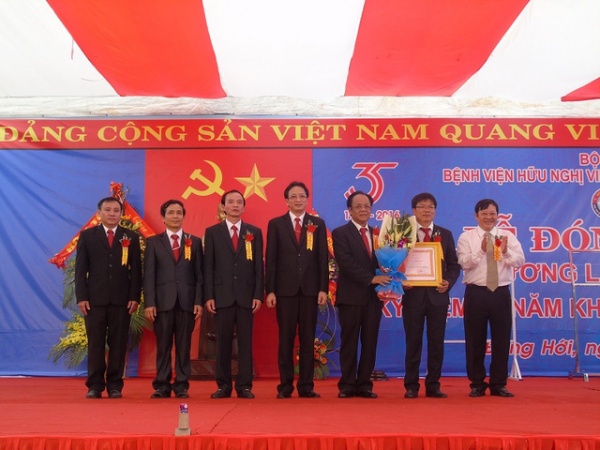 Bệnh viện Hữu nghị Việt Nam - Cu Ba Đồng Hới đón nhận Huân chương lao động hạng Nhì