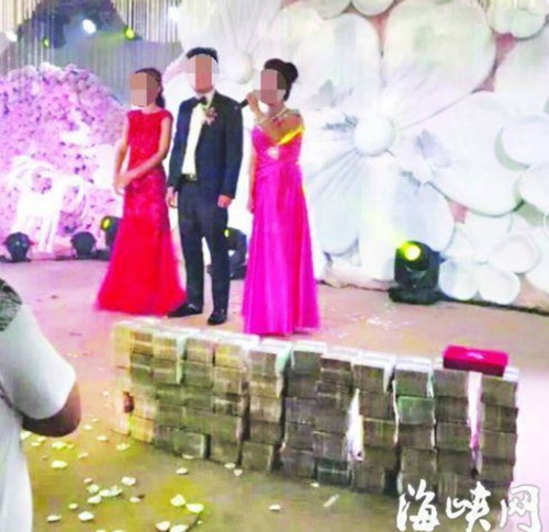 Nhà trai xếp "bức tường" tiền dài 2m tặng cô dâu gây sốc mạng XH