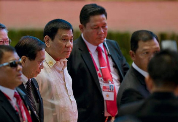 Tổng thống Philippines Duterte bỏ họp ở Lào vì đau đầu