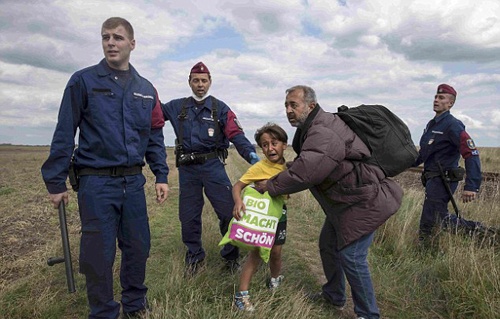 Cuộc sống cha con tị nạn một năm sau khi bị phóng viên ngáng chân