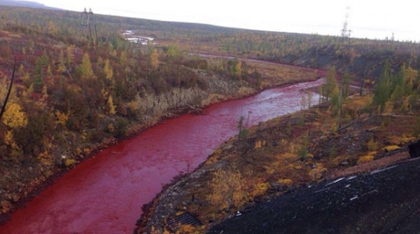 Kỳ lạ dòng sông đột ngột chuyển màu đỏ như máu ở Nga