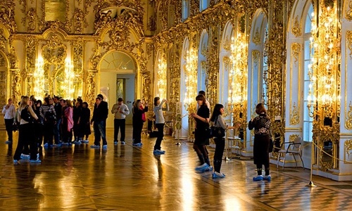 Bà mẹ Trung Quốc cho con đi tiểu trên sàn cung điện Nga