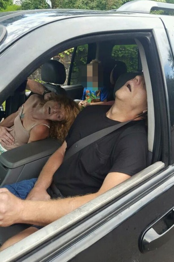 Tấm ảnh bố mẹ phê thuốc trong xe có con ngồi ghế sau gây sốc cộng đồng mạng