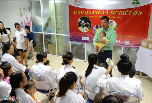Hoàng Xuân Vinh trao quà cho trẻ em bệnh viện Việt Đức