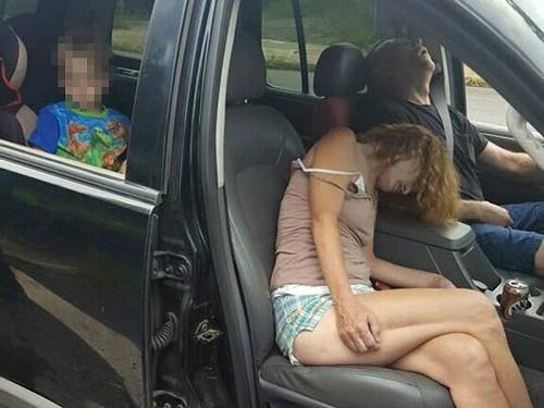 Bố mẹ sốc thuốc trong xe hơi trước mặt con trai
