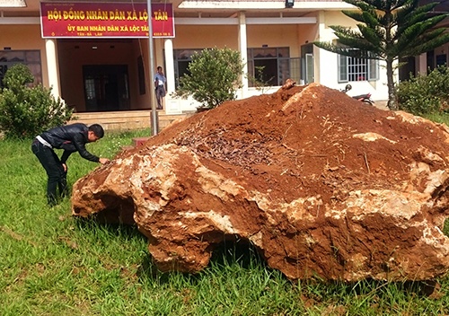 Tảng đá lạ 20 tấn bị tạm giữ ở Lâm Đồng