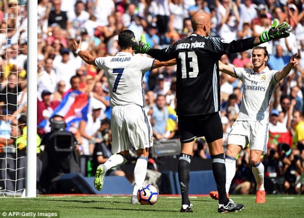 Real Madrid 5-2 Osasuna: C.Ronaldo tái xuất hoàn hảo