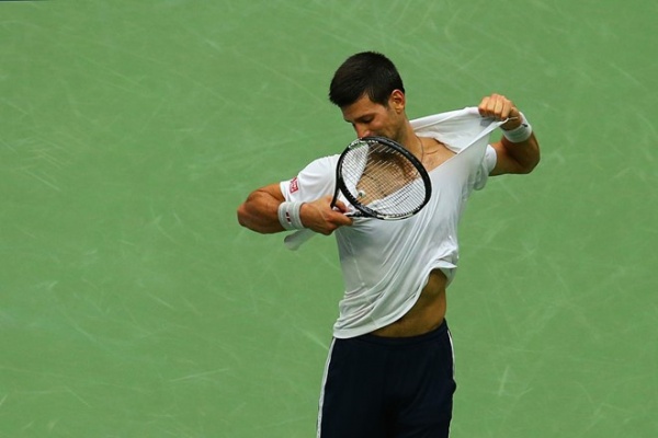 Djokovic tức giận xé áo khi thua một set ở US Open 2016
