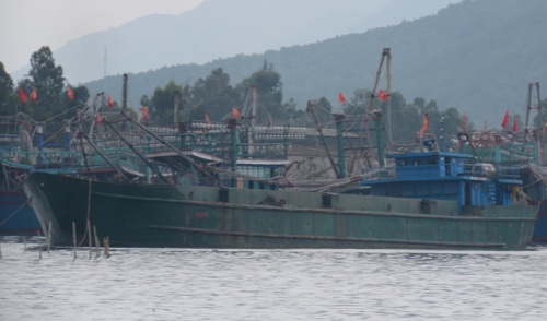 Tàu hàng đổ chất thải xuống biển Nghệ An