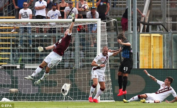 Joe Hart mắc sai lầm ngay trong ngày ra mắt Serie A