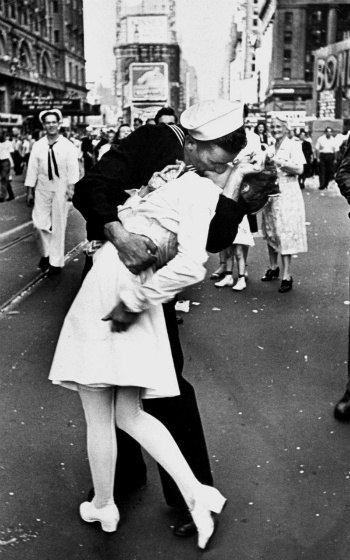 Nữ y tá trong nụ hôn biểu tượng Thế chiến II