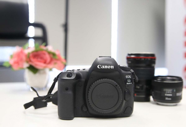 "Mổ xẻ" và khám phá chi tiết bên trong Canon 5D mark IV