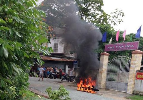 Người dân đốt xe máy, đánh nghi phạm trộm chó nhập viện