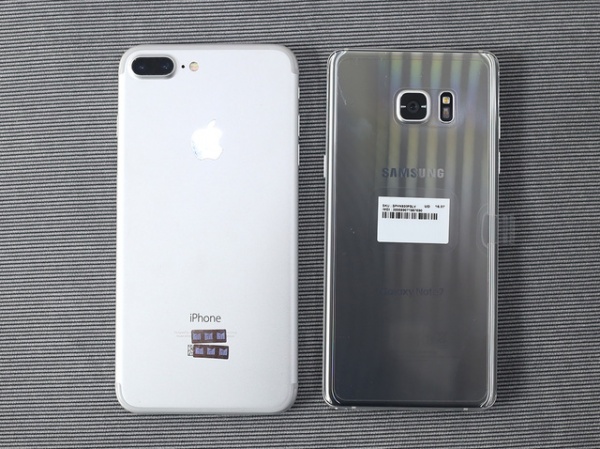 Hình ảnh iPhone 7 Plus "so kè" cùng Galaxy Note7 màu bạc