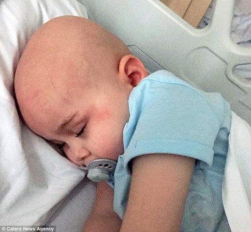 Bé gái Anh 4 tuổi chiến thắng 7 khối ung thư trong cơ thể