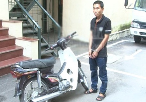Dí dao, cướp xe máy giữa phố ở Hà Nội