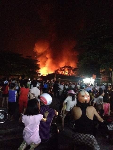 Cháy lớn tại chợ Hương Khê