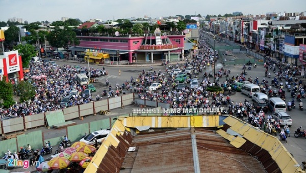 Dựng "lô cốt" mới, đường Sài Gòn tê liệt giao thông