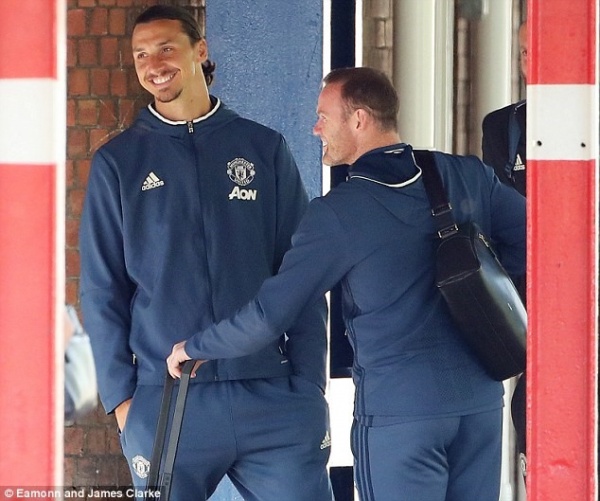 Ibrahimovic và Rooney cười tươi trước khi đến Watford