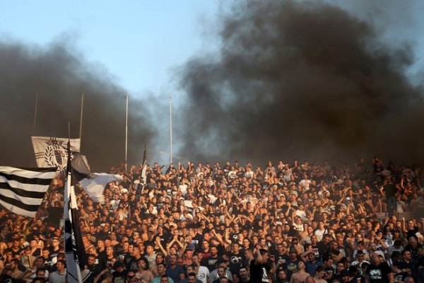 Pháo sáng, khói lửa ngập khán đài ở trận derby Serbia