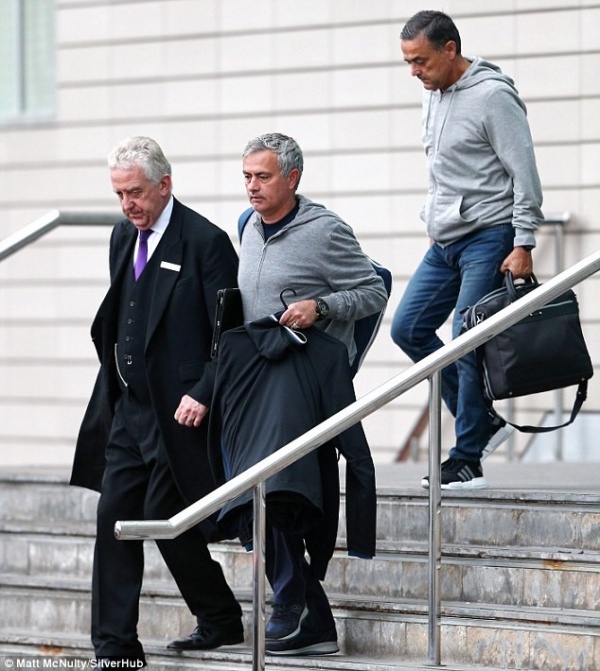 Mourinho cùng học trò đến sân tập với gương mặt mệt mỏi