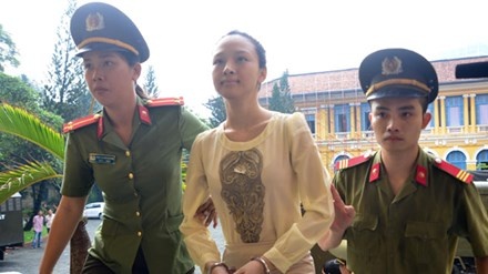 Đang xét xử Hoa hậu Phương Nga lừa đại gia 17 tỷ đồng
