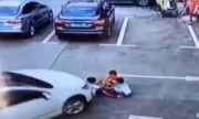 Mải dùng điện thoại, tài xế tông vào 3 đứa trẻ