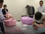 Lớp học chăm sóc trẻ sơ sinh dành cho nam giới ở Nhật