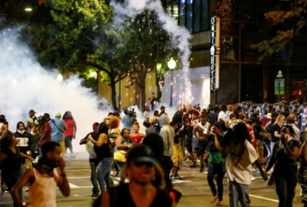 Mỹ ban bố tình trạng khẩn cấp do bạo loạn bùng phát