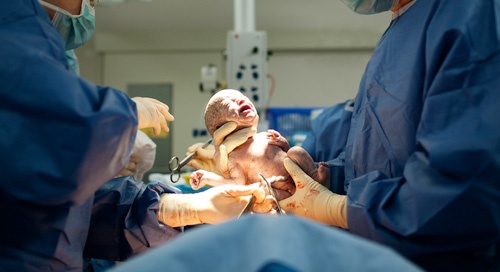 Kỳ diệu bé 7 tháng tuổi chào đời sau khi người mẹ tử vong