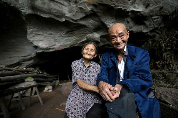Cặp vợ chồng già hạnh phúc sống trong hang núi hơn 50 năm