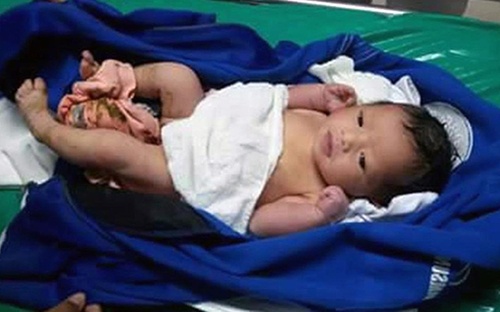 Bé gái hai tuần tuổi bị bỏ rơi trong thùng rác Thái Lan