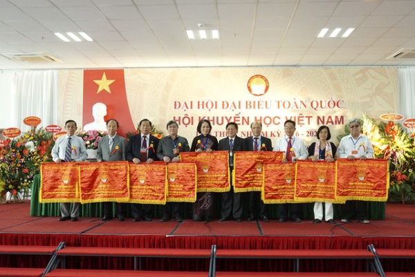 Báo Dân trí nhận Cờ thi đua xuất sắc của TƯ Hội Khuyến học Việt Nam