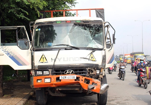 Hành khách hoảng loạn trong tai nạn liên hoàn ở Sài Gòn