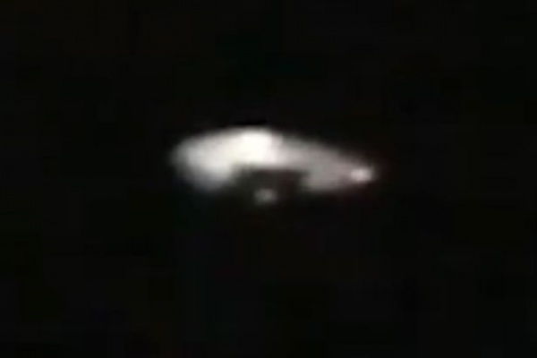 UFO trong “Chiến tranh giữa các vì sao” lượn trên bầu trời Mỹ