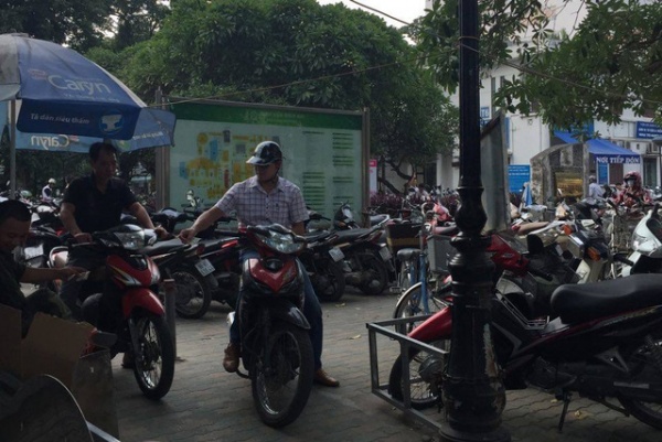 Bệnh viện Bạch Mai xin lỗi nhân dân vì đóng cửa bãi giữ xe máy