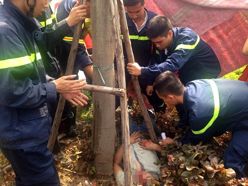 Cảnh sát chữa cháy giải cứu thanh niên mắc kẹt trong gốc cây Hà Nội