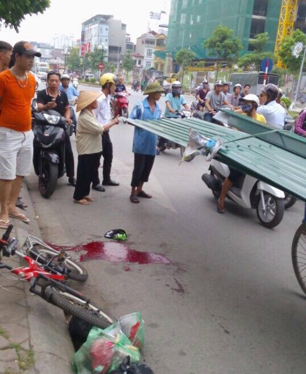 Hà Nội: Cháu bé đi xe đạp bị tôn cứa vào cổ tử vong