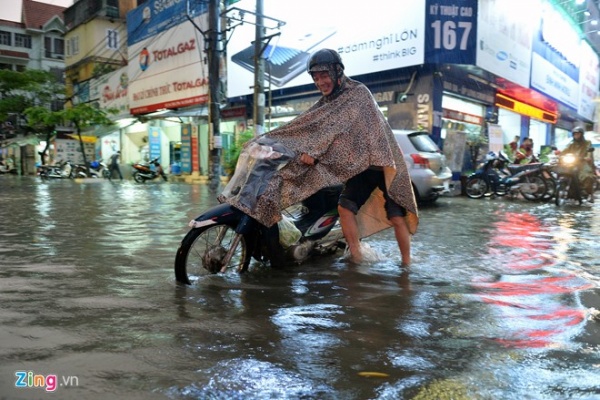 Người Hà Nội lại lội bì bõm sau cơn mưa rào