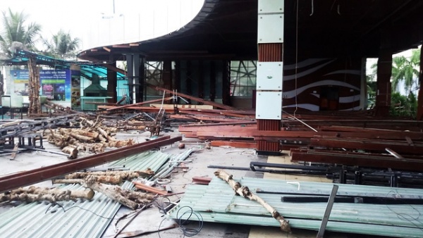Chắn tầm nhìn ra biển Nha Trang, một nhà hàng kiên cố bị tháo dỡ