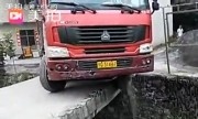 Kỹ năng khó tin của tài xế xe tải