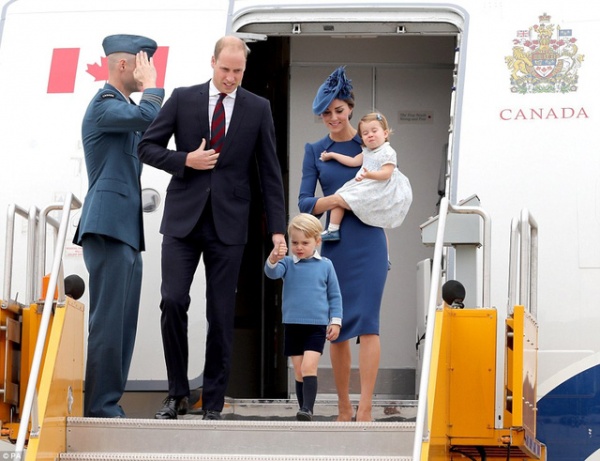 Hoàng tử Anh lần đầu tiên đưa hai con công du nước ngoài
