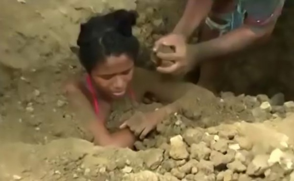 Cô gái bị người thân chôn sống để chữa bệnh do sét đánh