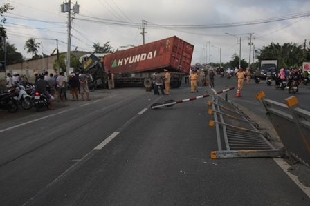 Tai nạn làm 17 người thương vong: Do xe container lấn lề, đâm vào xe khách!