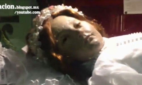 Xác ướp thánh nữ 300 năm tuổi "mở mắt" trong nhà thờ Mexico