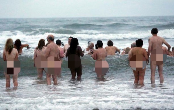 Anh: Hàng trăm người khỏa thân tắm biển đón mùa thu