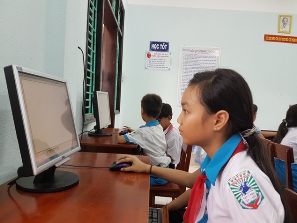 Tặng một phòng học máy tính cho học sinh Quảng Nam