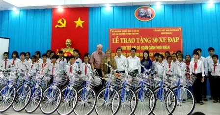 Trà Vinh: Trao tặng 50 xe đạp cho học sinh nghèo